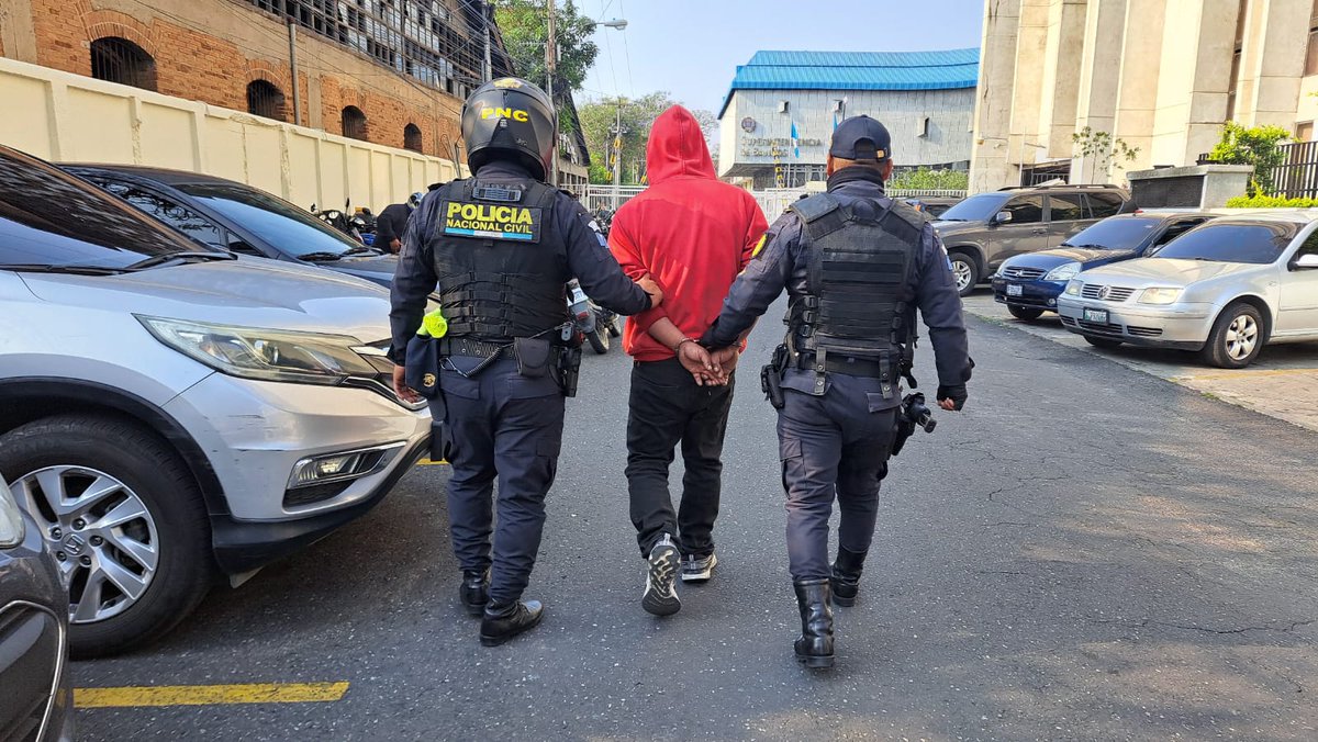 #AHORA Agentes de la @PNCdeGuatemala capturaron a Selvin “N” de 33 años, en la 16 calle y 1ra. avenida de la zona 10, por conducir una motocicleta robada.