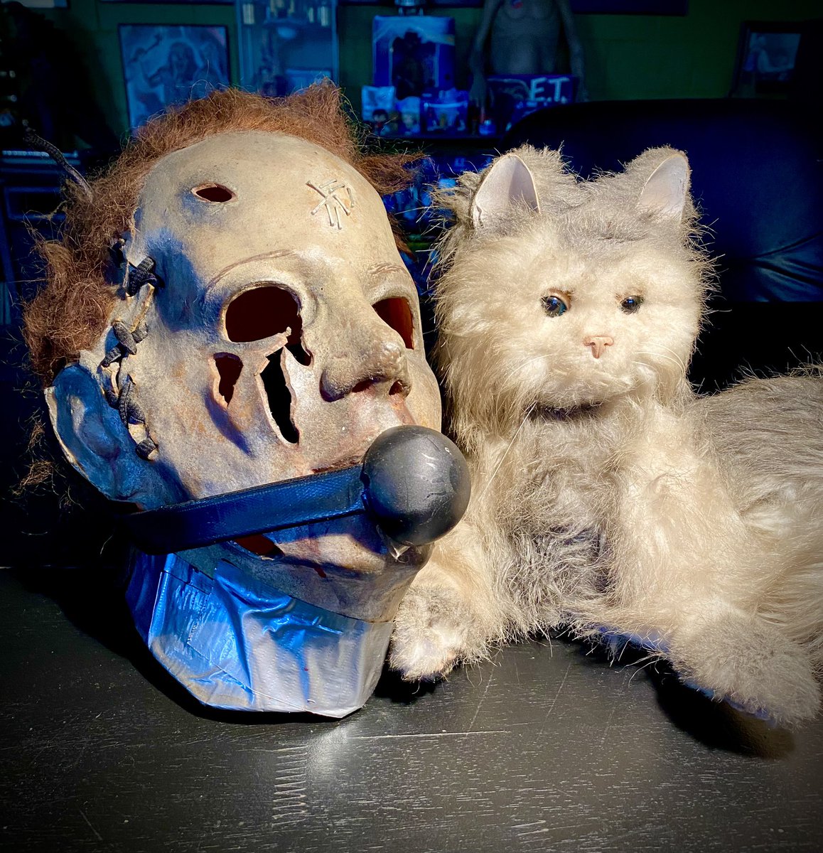 See you at @AstronomiconMI this weekend, Michigan! @thejoelynch and I are bringing W. Axl Rose the Cat and the screen worn S&M Myers mask for our #HOLLISTON photos… 🤘🏻