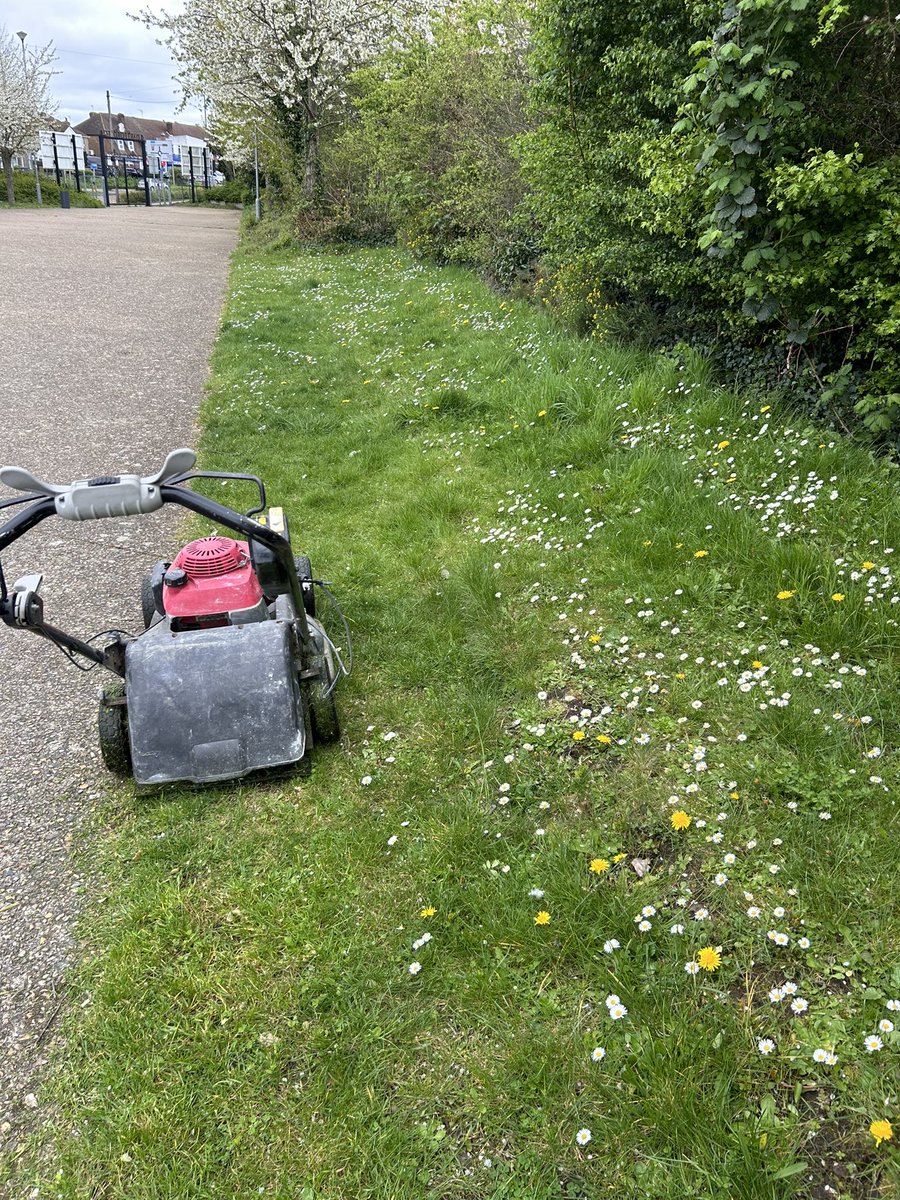 Bit of golf course work and lawns around the grounds yesterday and today. Thanks cam for cutting fairways. Banks mower decided it didn’t fancy it so thanks to the Sydenham branch for sorting me a mower last min. Not fun on the steep ones 🙈 @ianajordan @PaulPageGolf @mjords_