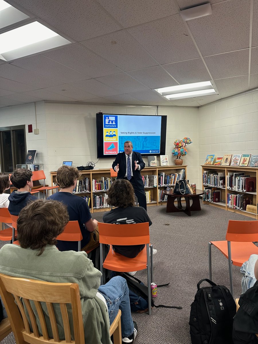 Secretary Amore had a great time speaking to AP Government and Politics students at Portsmouth High School about the history of voting rights in the United States. Email civics@sos.ri.gov to invite Secretary Amore to speak to your classroom. @psd_ri