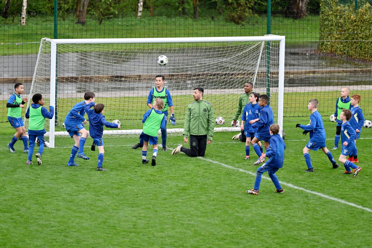 A special day with the next generation. 🔵🤝 @EvertonAcademy