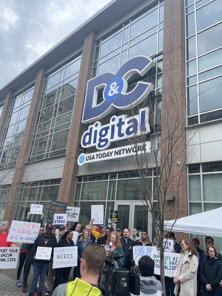 really really awesome turnout from @DandC alums and local elected officials in support of the on-strike @rocnewsguild. hey mike reed and @Gannett, these folks value local journalism. why don’t you?