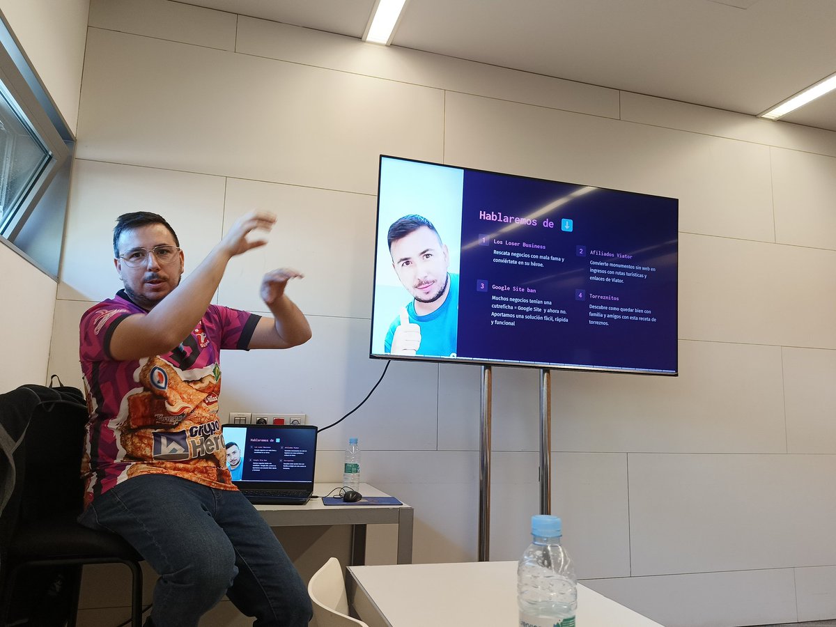 Labordiano's tweet photo. Taller muy práctico de @EduLabordaYYS de @yinyangseo en #trafffic24 https://t.co/VSEHjgmG3m