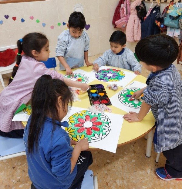 MDPBailen's tweet photo. Pintar mandales sempre triomfa, però és que si a sobre és amb pintura de dits ja... Què guay! Omplim-ho tot amb els colors de la primavera com els nens i nenes d'I4🌸🌼🌹🪻

#mdpbailen
#educacióinfantil https://t.co/VlT1lmI2K0