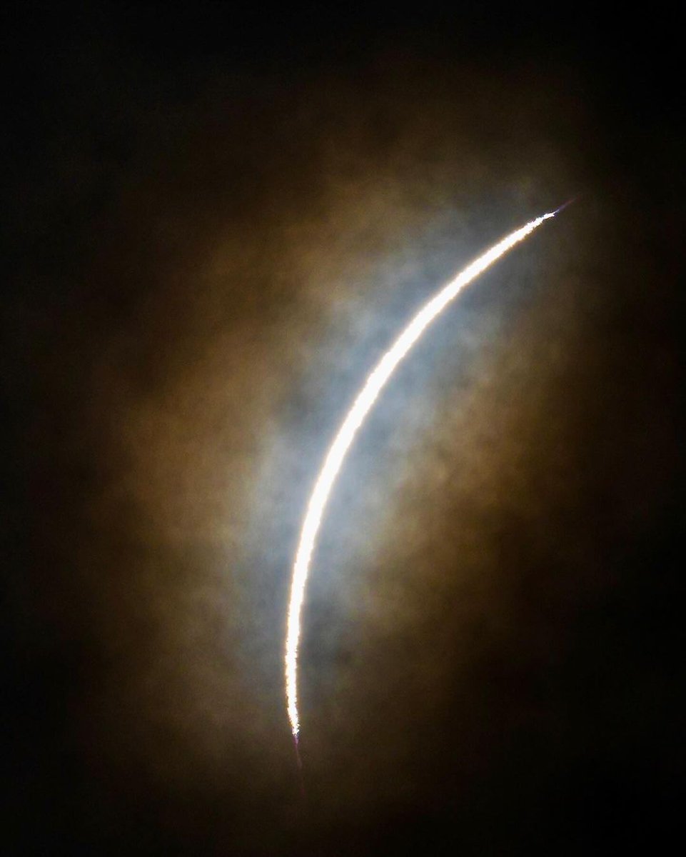 📷: Total Solar Eclipse on April 8, 2024 from Texas, United States. From @BabakTafreshi, twanight.org/tafreshi : From inside Frio Cave, home to millions of bats, captured by an automated camera. The bats did not emerge during 📎 Read more: instagram.com/p/C5oLFd4LwMo/… . #twanight