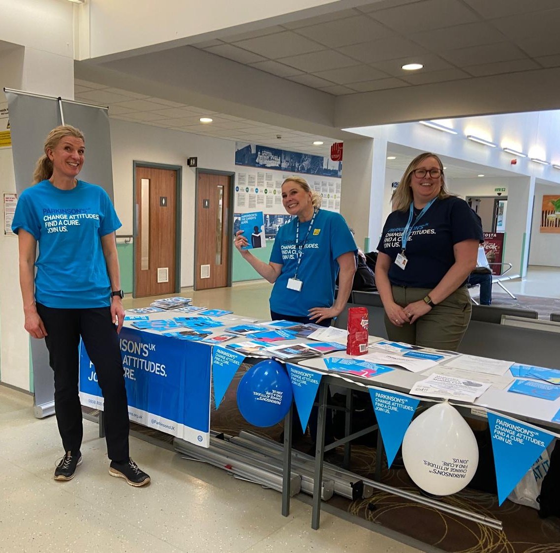 tameside_cnrt's tweet image. Our team and our local @ParkinsonsUK advisors were at Tameside Hospital today raising awareness for #WorldParkinsonsDay! Thanks to everyone who came along #ParkinsonsAwareness