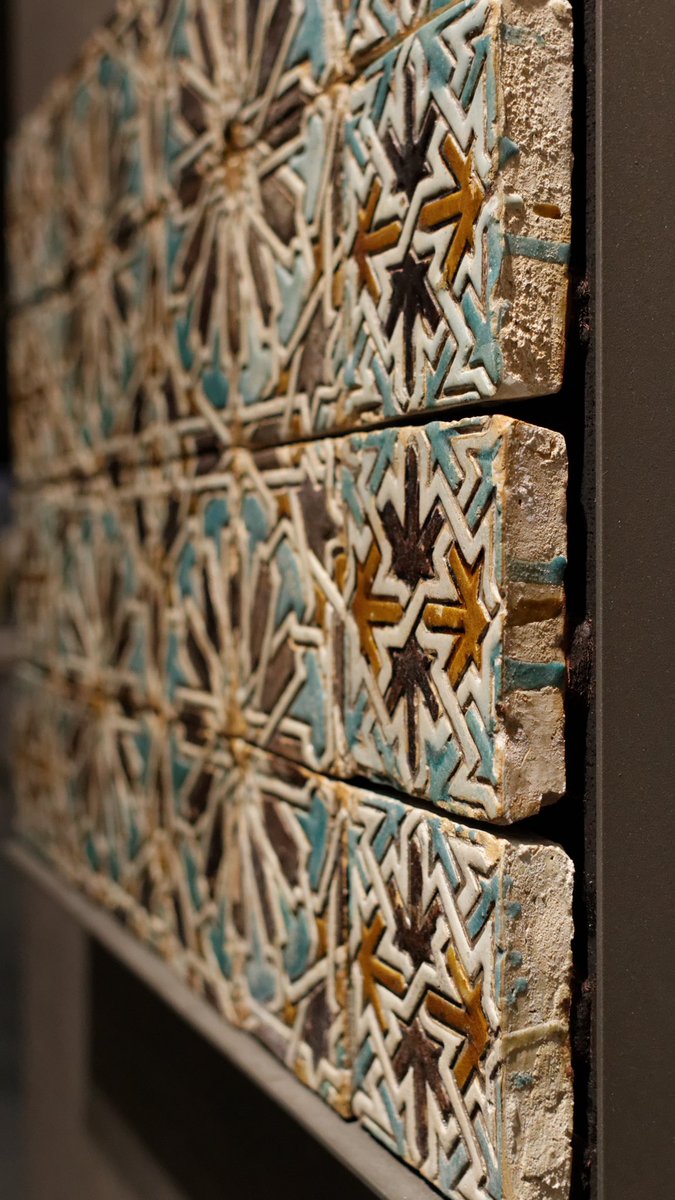 Zellige marocain du 14 ème au 16 ème siècle exposé au musée du Louvre à Paris. #Maroc 🇲🇦