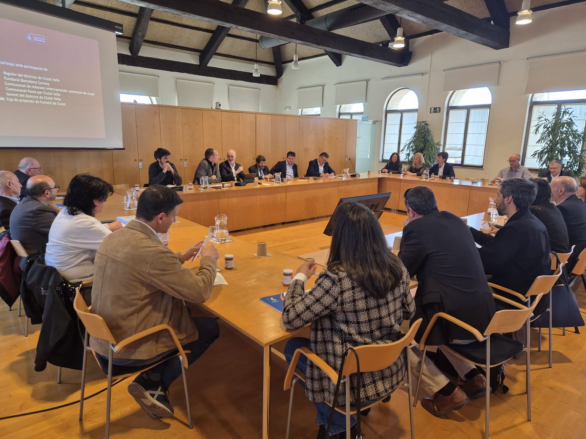 eixosbcn's tweet photo. Seguim amb l'agenda del nostre #retailTour:
☑️Presentacions i col·loquis amb operadors i autoritats de @Bcn_CiutatVella
☑️I la millor de les cloendes possibles: visita a l'emblemàtic entre els emblemàtics #BarMarsella, en ple cor del #Raval https://t.co/gG2CRFqlCa