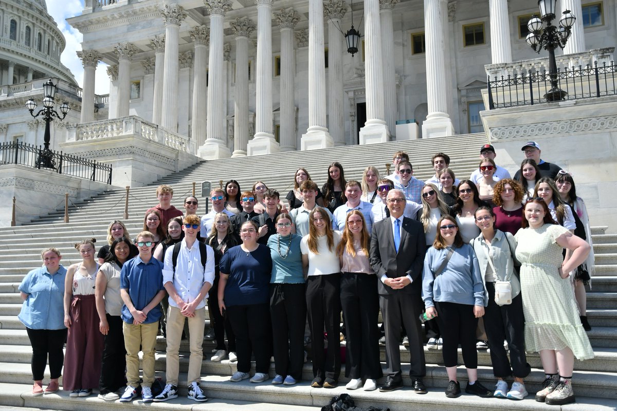 It was a beautiful day to meet with students from @NORTHBORDER100, @GarrisonSchools, Rolette, and Dickinson on the Senate steps for their @CloseUp_DC trip. We had great discussions about our country’s exceptional system of self-governance and life in public service.