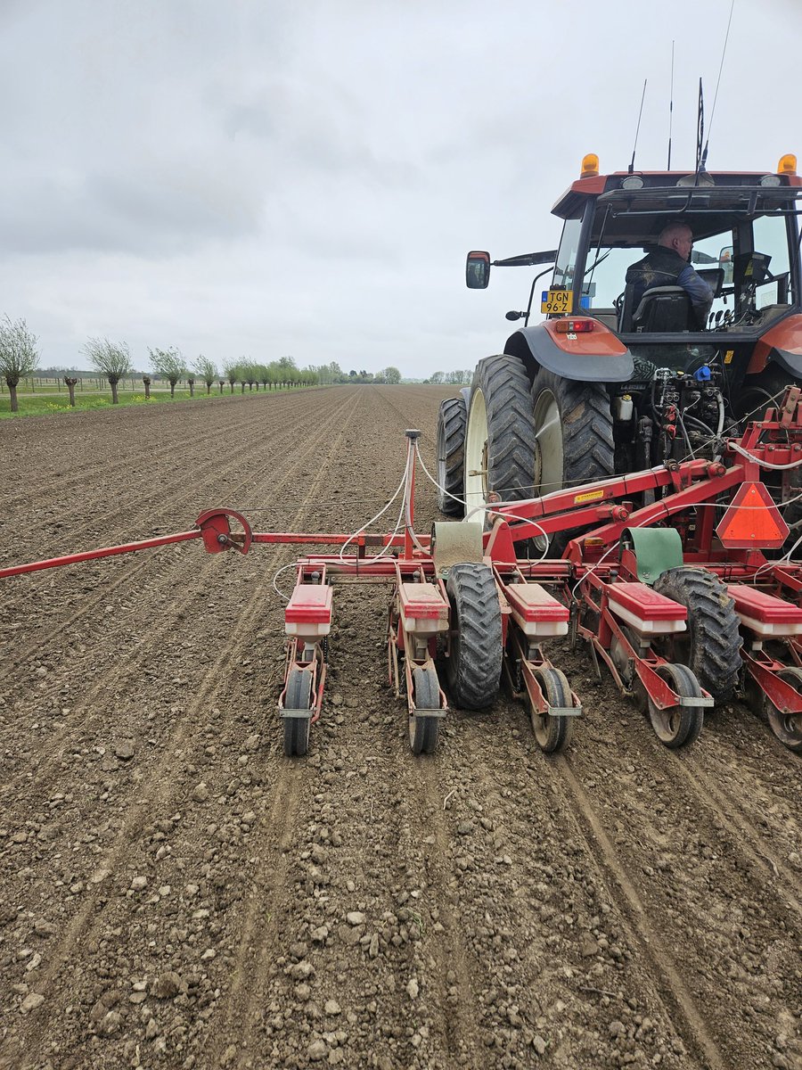 Eerste suikerbieten gaan erin op lichte grond. Voor de rest nog even geduld hebben. #akker