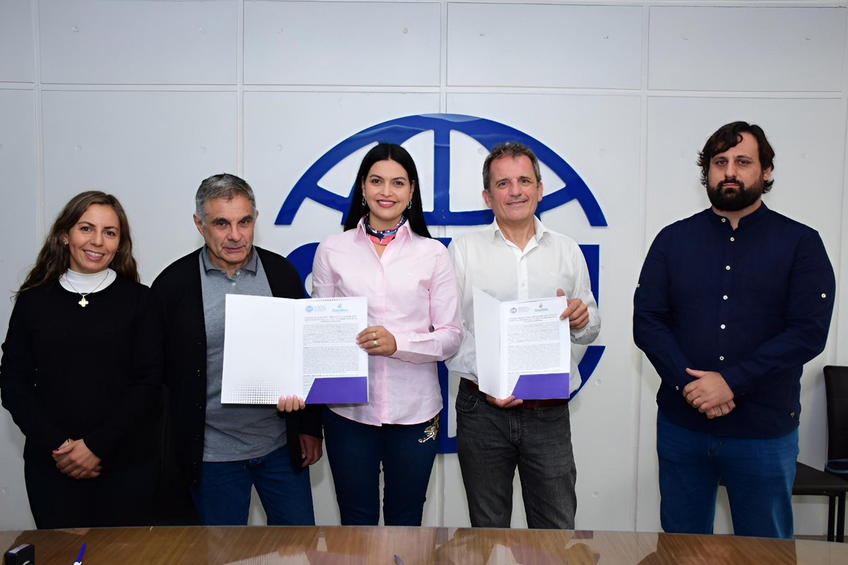 MFlorDestefanis's tweet photo. ✍️ Firmamos convenio con el  Colegio de Agrimensura para trabajar en forma conjunta el Proyecto IDE –CAM que nos permitirá 𝗮𝗰𝗰𝗲𝗱𝗲𝗿 𝗮 𝗱𝗮𝘁𝗼𝘀 𝘆 𝘀𝗲𝗿𝘃𝗶𝗰𝗶𝗼𝘀 𝗴𝗲𝗼𝗲𝘀𝗽𝗮𝗰𝗶𝗮𝗹𝗲𝘀 𝗮 𝗳𝗶𝗻 𝗱𝗲 𝗺𝗲𝗷𝗼𝗿𝗮𝗿 𝗹𝗮𝘀 𝘁𝗮𝗿𝗲𝗮𝘀 𝗱𝗲 𝗴𝗲𝘀𝘁𝗶𝗼́𝗻. https://t.co/vGgCjaGgBb