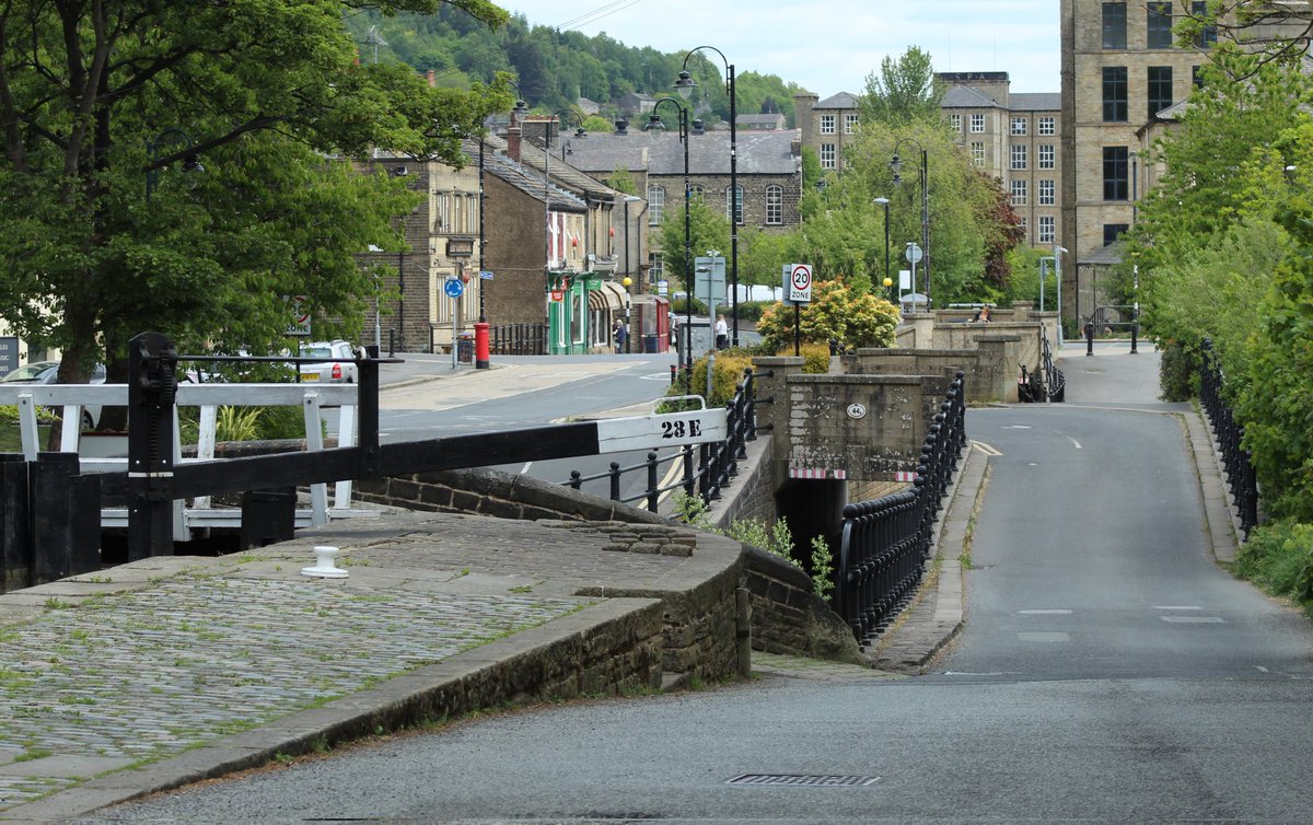 New Bank Bridge No 44a .. Huddersfield Narrow Canal #Slaithwaite #WestYorkshire @CanalRiverTrust #Bridge #LifesBetterByWater