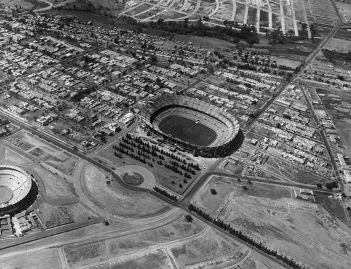 WOOOW!!! Estas fotos nunca las habíamos visto. ¿Lo reconoces? Es el Estadio Jalisco cuando estaba ya terminado el 2o piso. Esto se hizo para el Mundial, así que debe ser a finales del 69 o principios de 1970. En la foto de la izquierda se ve la ciudad aún con campo libre.