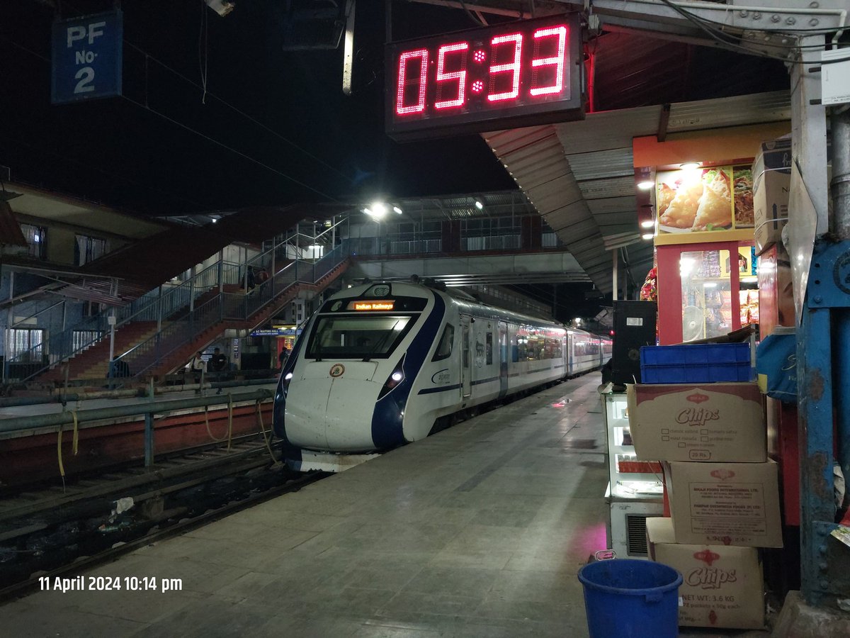 @drm_kir @RailwaySeva @srdenckir sir digital clock is malfunctioning on PF 2 near Pillar No 23 at New Jalpaiguri. Incorrect time is being shown.