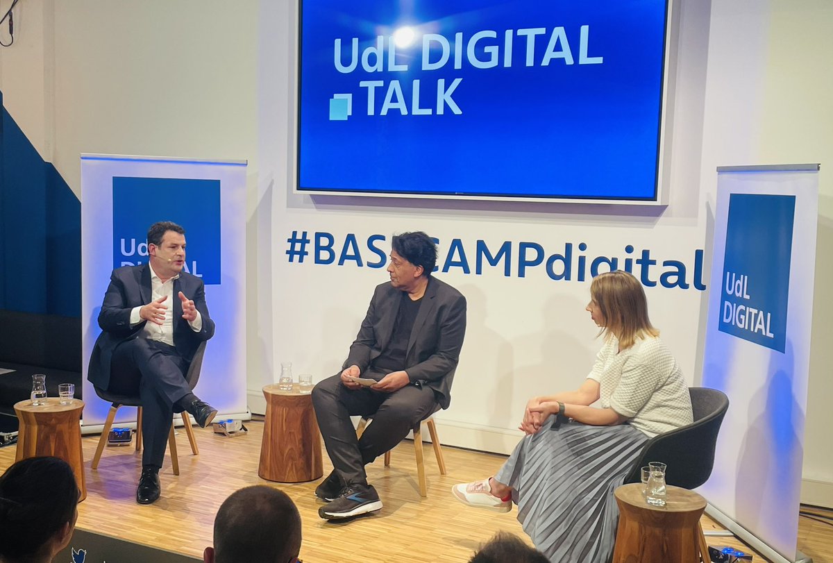 P_Groeschel's tweet photo. Über die Zusammenarbeit zwischen Mensch und KI diskutieren heute Abend @hubertus_heil und @anja_hendel beim UdL Digital Talk mit @ChernoJobatey https://t.co/30yfAw1Qlr