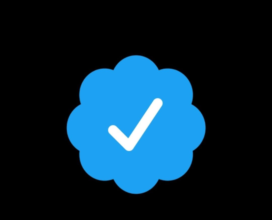 मेरी प्रोफाइल पर #BlueTick 🔵✅  नजर आ रहा है क्या सभी को!🤔

🆔 में कोई गड़बड़ लग रही है हमको 🥴🧐