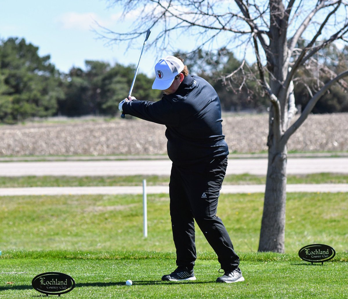 The Huskies have the sticks out and what a day. Aurora @ Lochland CC for the Hastings Invite. #nebpreps