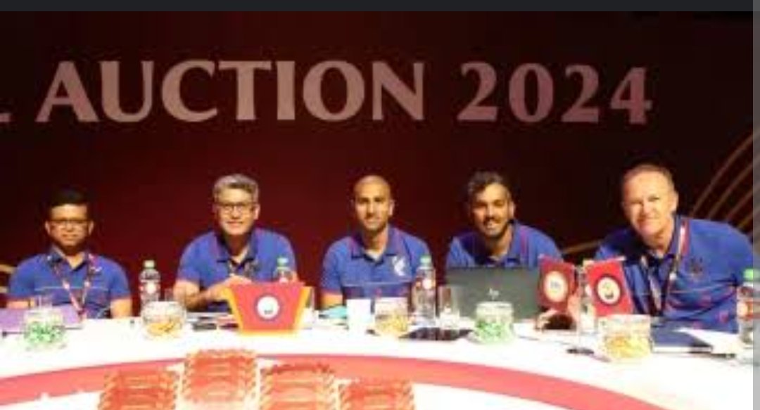 LeonardoDsouza's tweet photo. All teams go for the auction every year to better their team. @RCBTweets RCB is the only team who go for an auction to worsen their team. 

Jab godown mein hi karaabi ho, toh product toh aise hi nikalga .

Like if you think the same
Retweet if you like

#RCBvsMI Maxwell #MIvRCB https://t.co/4bqlxZcTUq