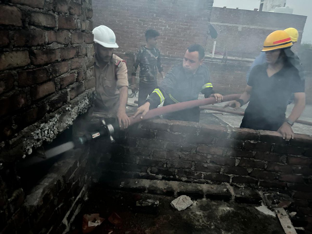 दिनाँक 10.04.2024 की साँय कस्बा दिबियापुर में कपड़े की दुकान में भीषण अग्निकांड की घटना पर मुख्य अग्निशमन अधिकारी के कुशल नेतृत्व में फायर सर्विस औरैया, NTPC व गेल की सँयुक्त टीमों के द्वारा आग पर काबू पाया। आग से कोई जनहानि नही हुई।