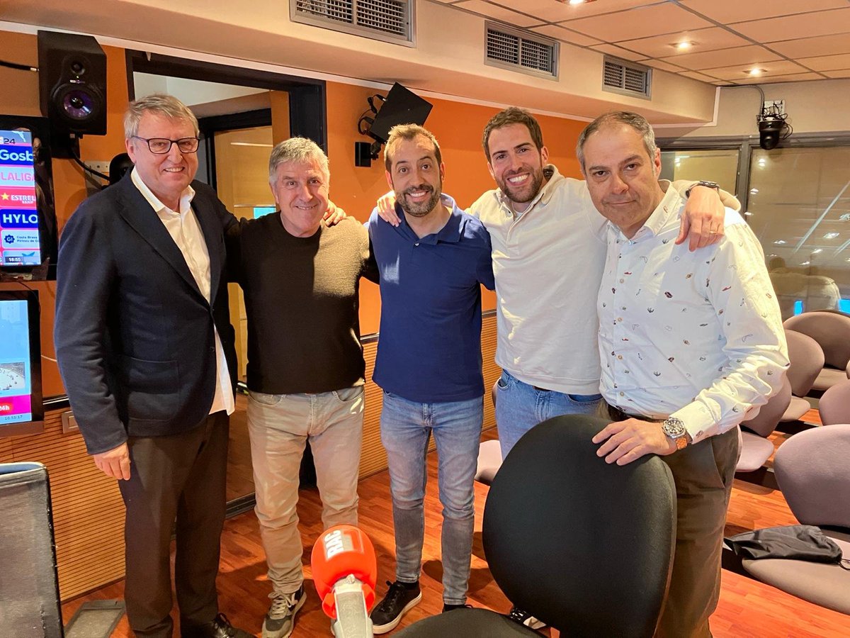 ⚽️Arrenca el 𝐓𝐄𝐌𝐏𝐒 𝐀𝐅𝐄𝐆𝐈𝐓 amb @toniclapes i @EdgarFornos, avui amb la col·laboració de: ➡️ @jordirouoficial ➡️ @SantiNollaMD ➡️ @aleixparise 📻 rac1.cat/directe