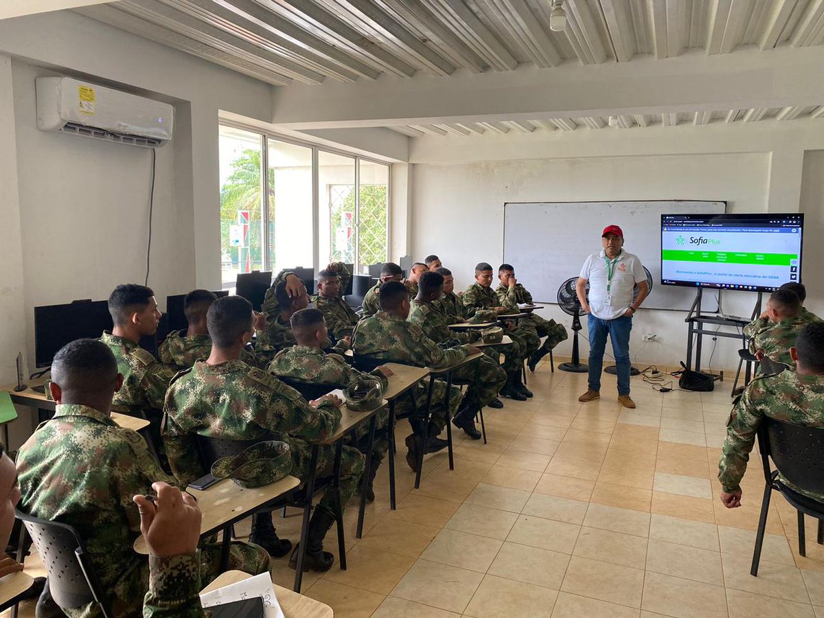 En Cumaribo, #Vichada 📍el personal de soldados que prestan su servicio militar en la #Brigada28, recibieron capacitación por parte de @SENAComunica acerca de los proyectos de vida laboral para construir su futuro. #PorNuestrosSoldados
