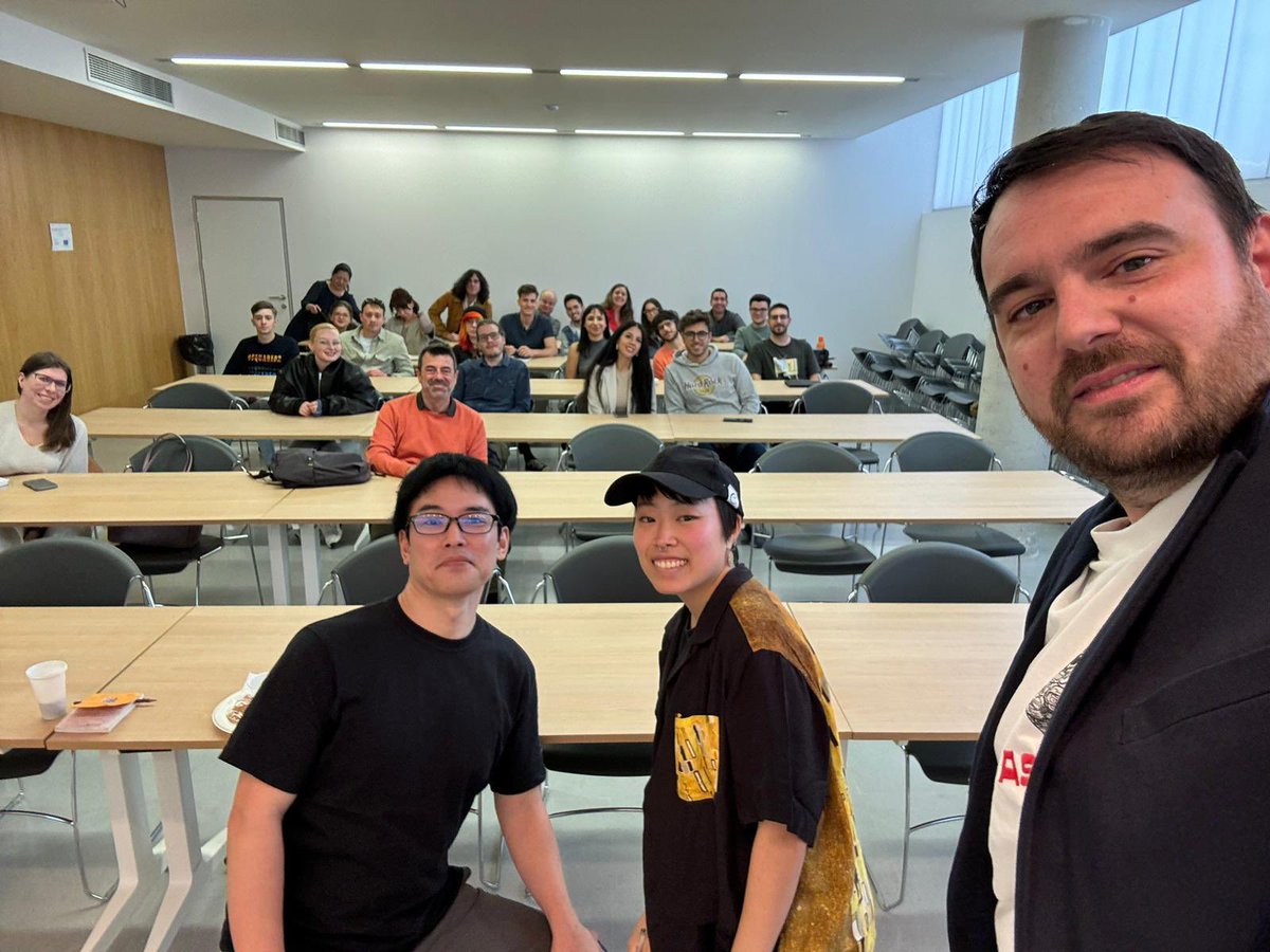 あ、イベントの写真をほとんど貼ってなかった。 This was a lecture on AI robot behavior (behavioral design) at the University of Granada on the first day. こちらは1日目のグラナダ大学でのAIロボットの行動（ビヘイビアデザイン）についての講義でした。 @FicZone