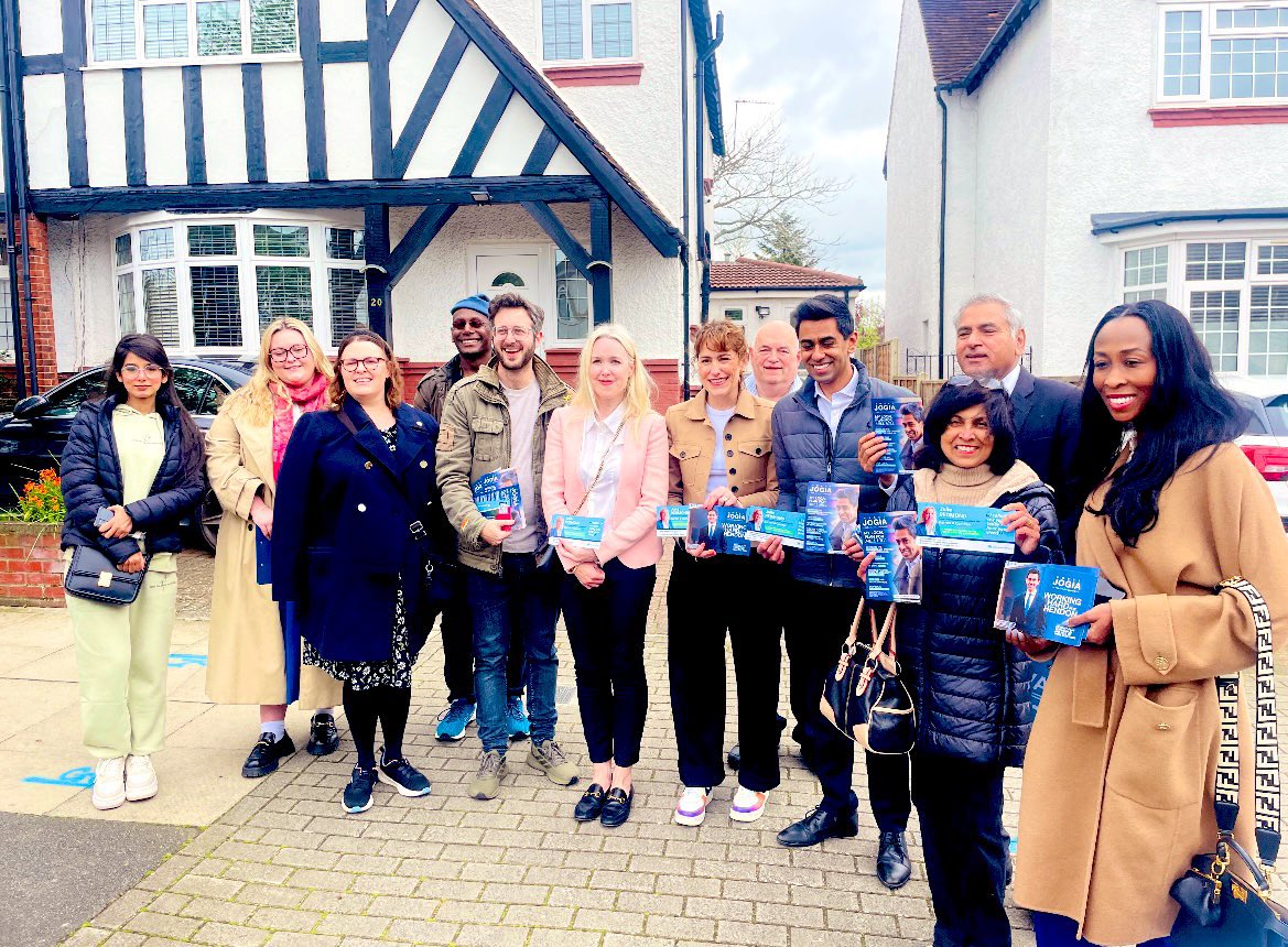 Campaigning for @Ameet_Jogia Parliamentary Candidate for Hendon & @JulieredmondW GLA candidate for Barnet & Camden today in Mill Hill - delivering and talking to residents with Health Secretary @VictoriaAtkins & @BarnetTories