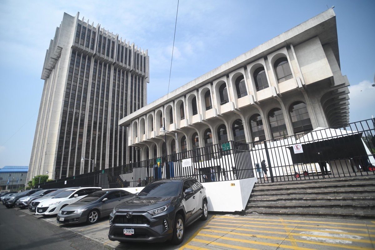 #Ahora | La fiscal Miriam Reguero es trasladada a Torre de Tribunales, luego de ser detenida este jueves. El @MPguatemala aún no da detalles del caso en su contra. 📸: Carlos Alonzo