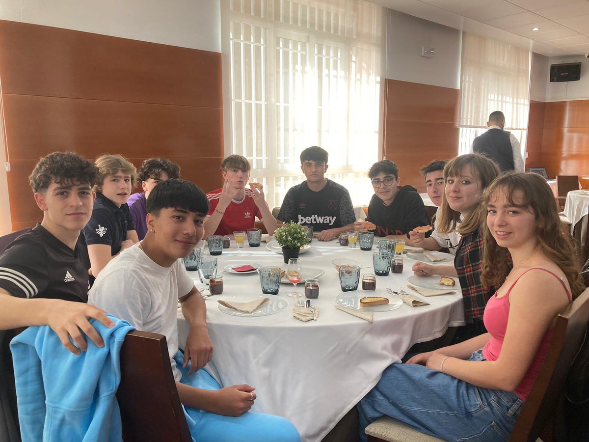 Erasmus +! 🇪🇺 Nuestros amigos franceses visitan las cocinas del IES La Flota 👨🏻‍🍳y disfrutan de un desayuno en la Escuela de Hostelería☕🥐. Trabajan duro en sus proyectos Erasmus+ y visitan el Ayuntamiento. ¡Una jornada estupenda! 💙🤍❤️ #ieslaflota #erasmus+ #burdeos