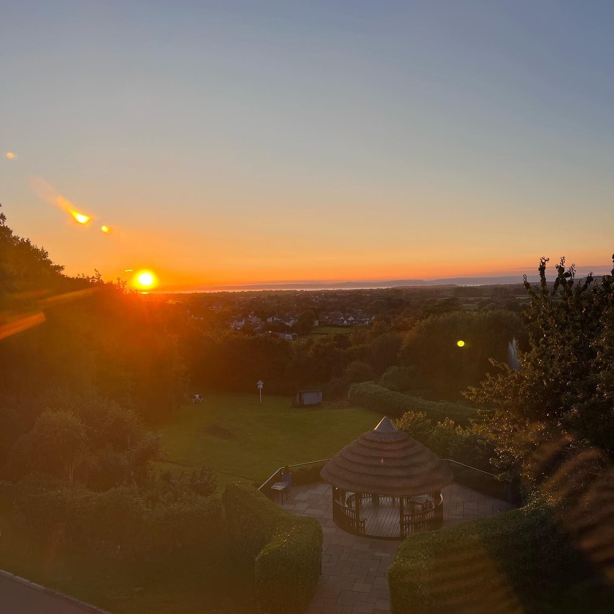 Sunsets, snacks, and smiles, the perfect end to a Spring day.🌇🌻 📸 rollys_fitness on IG #Spring #Sunset #Bristol #CadburyHouse #Yatton #Congresbury #Food #BristolFood #Views @theclubcadbury