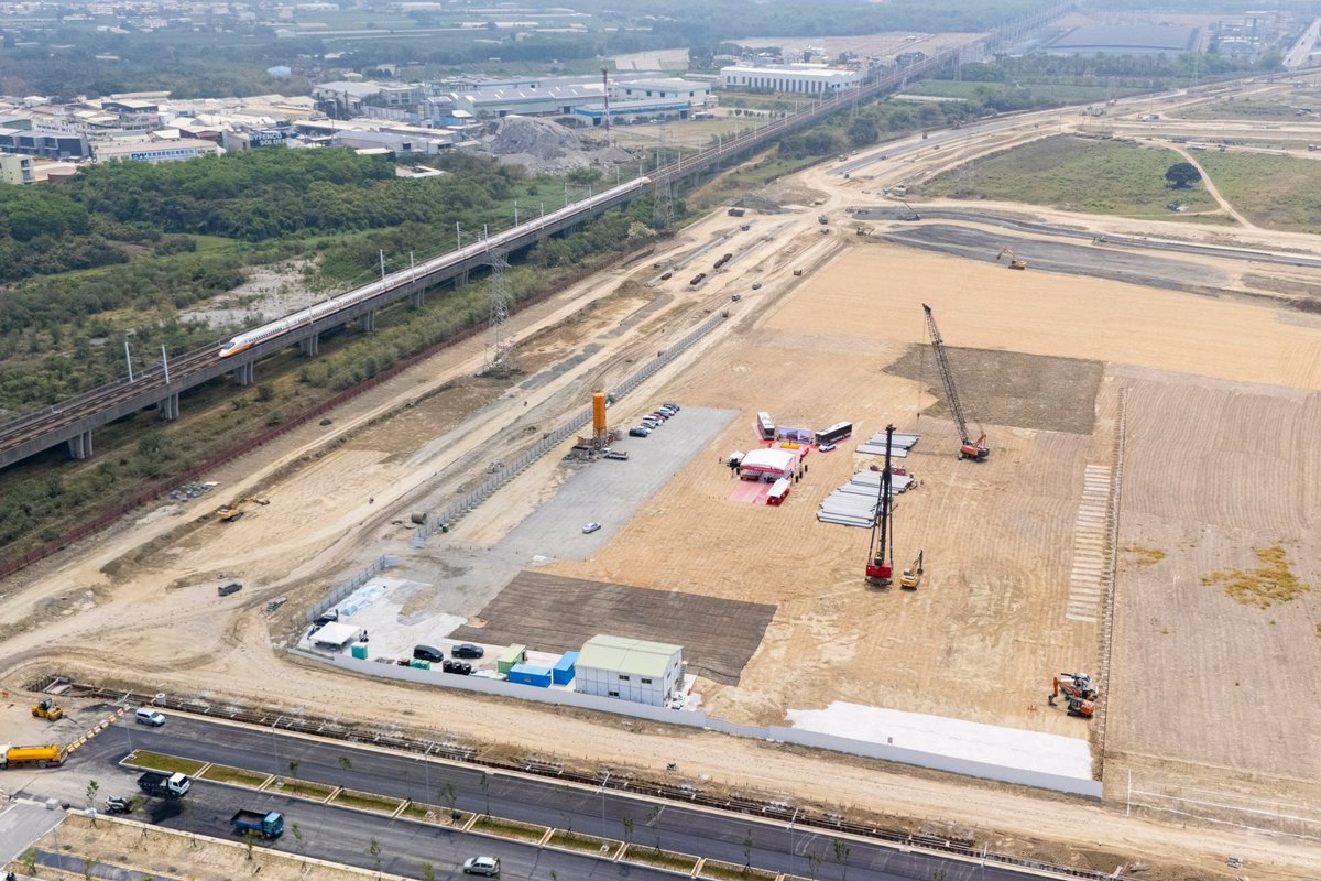 #Foxtron broke ground on new factory in Qiaotou, Kaohsiung, Taiwan! The factory, set to finish in 2025, will begin by manufacturing 500 units of the MODEL T electric bus annually, with plans to increase production to 1,000 units by 2028. #EV #Foxconn #HonHaiTechnologyGroup