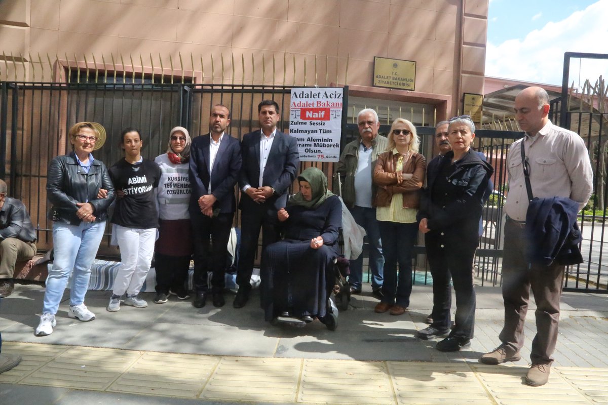 demurfail63's tweet photo. Bayramın 2. gününde @adalet_bakanlik önünde Adalet Nöbetimiz dayanışmayla 75. günde devam ediyor. 
Dayanışma yaşatır. 
#ŞenyaşarAilesiİçinAdalet
Herkes İçin Adalet
@yilmaztunc @NumanKurtulmus https://t.co/1L1N6iNnAu
