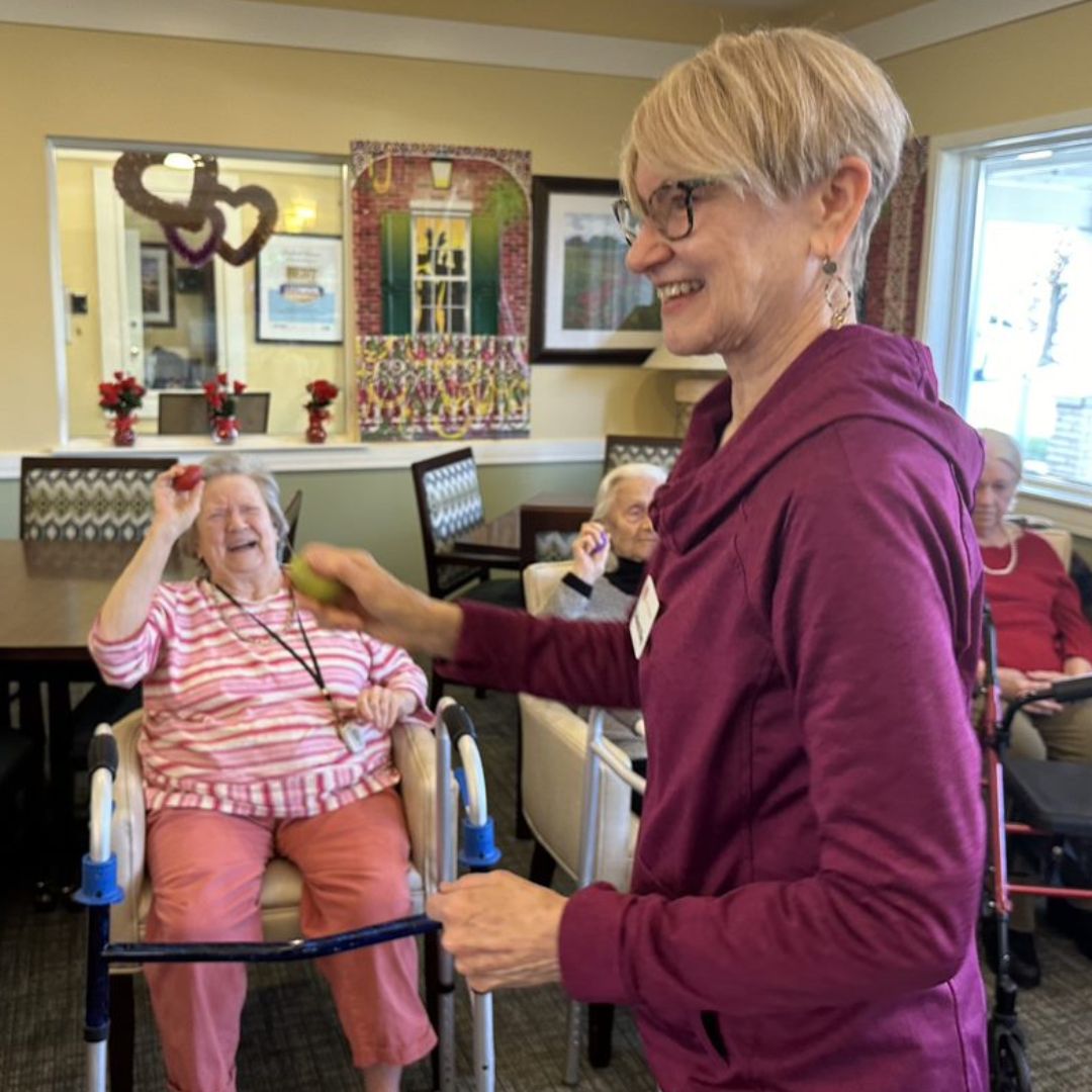 We ❤️ music and movement! Arts for the Aging Teaching Artist Deb Riley used egg shakers to weave percussion and dance in her 'Move Well' workshop with Raphael House residents.

#creativeaging #artsinhealth #longevity
