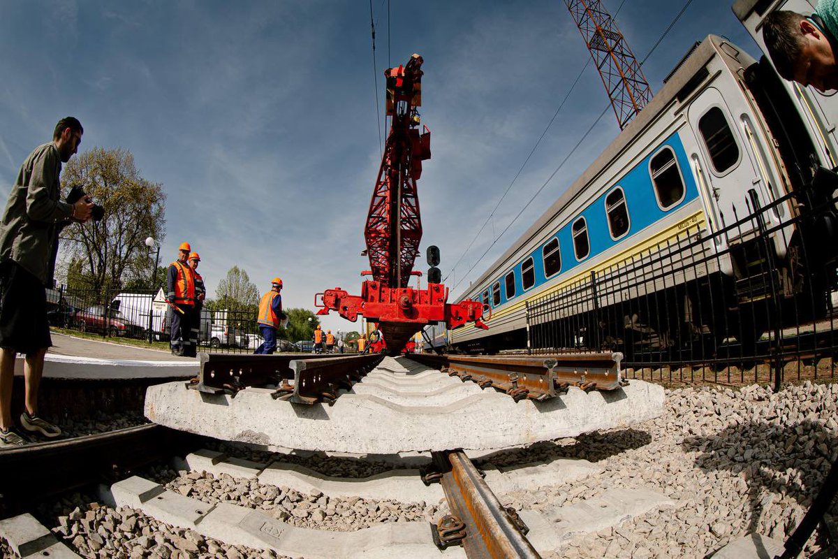 Ukrzaliznytsia starts the construction of the Chop-Uzhgorod Eurotrack. In the presence of the Prime Minister @Denys_Shmyhal and the Chairman of the Board of Ukrainian Railways Evhen Liashchenko, the laying of the first link of rail sleeper grid of the new Eurotrack took place.