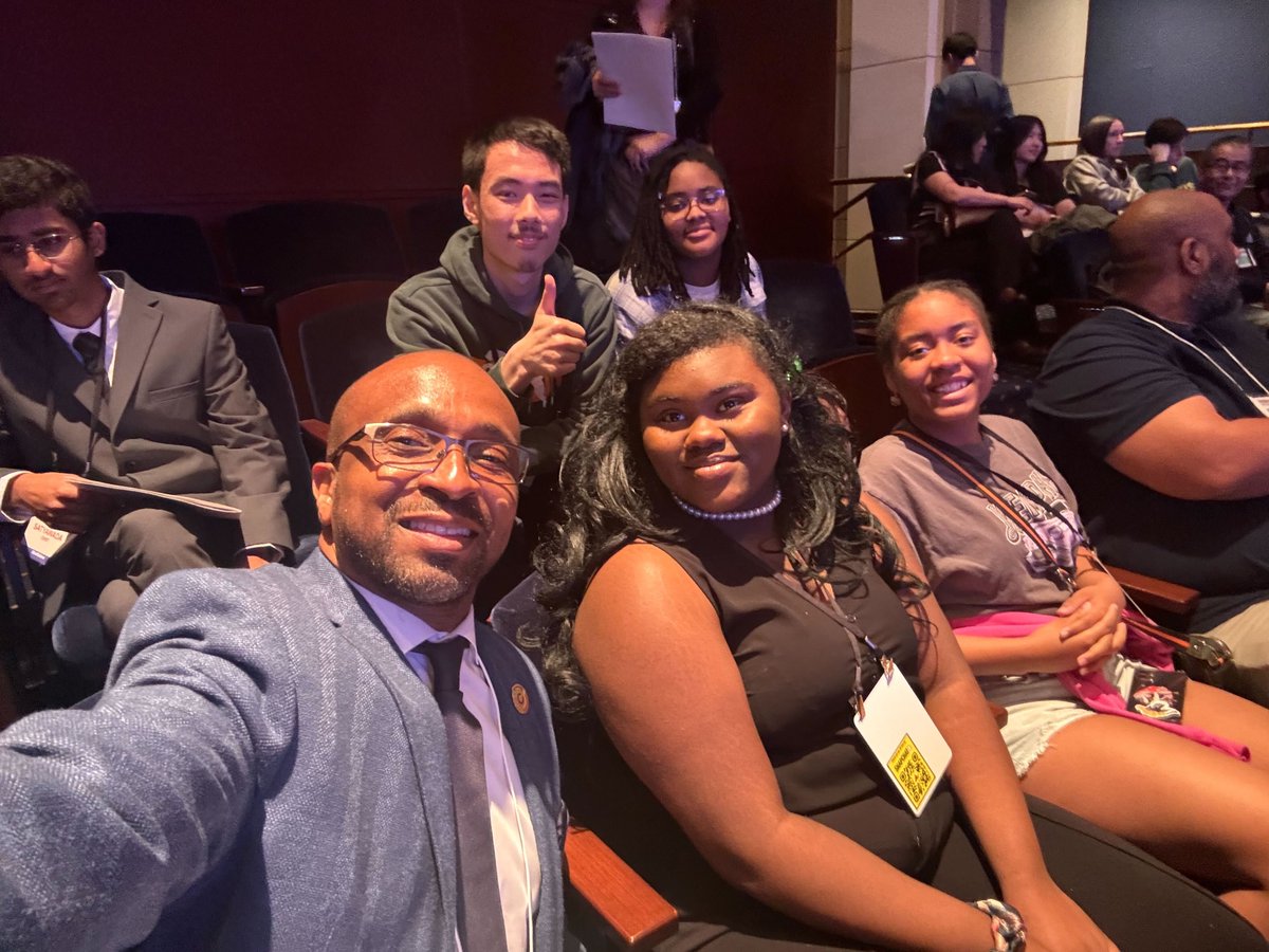 💫 Our talented CodeCrew students are showcasing their AI recycling app, EcoTrace in front of House representatives @repCohen, Sen. @marshablackburn, and @ABCNews after winning @CongressionalAC! @mekaeg #CodeCrew #WashingtonDC #innovation