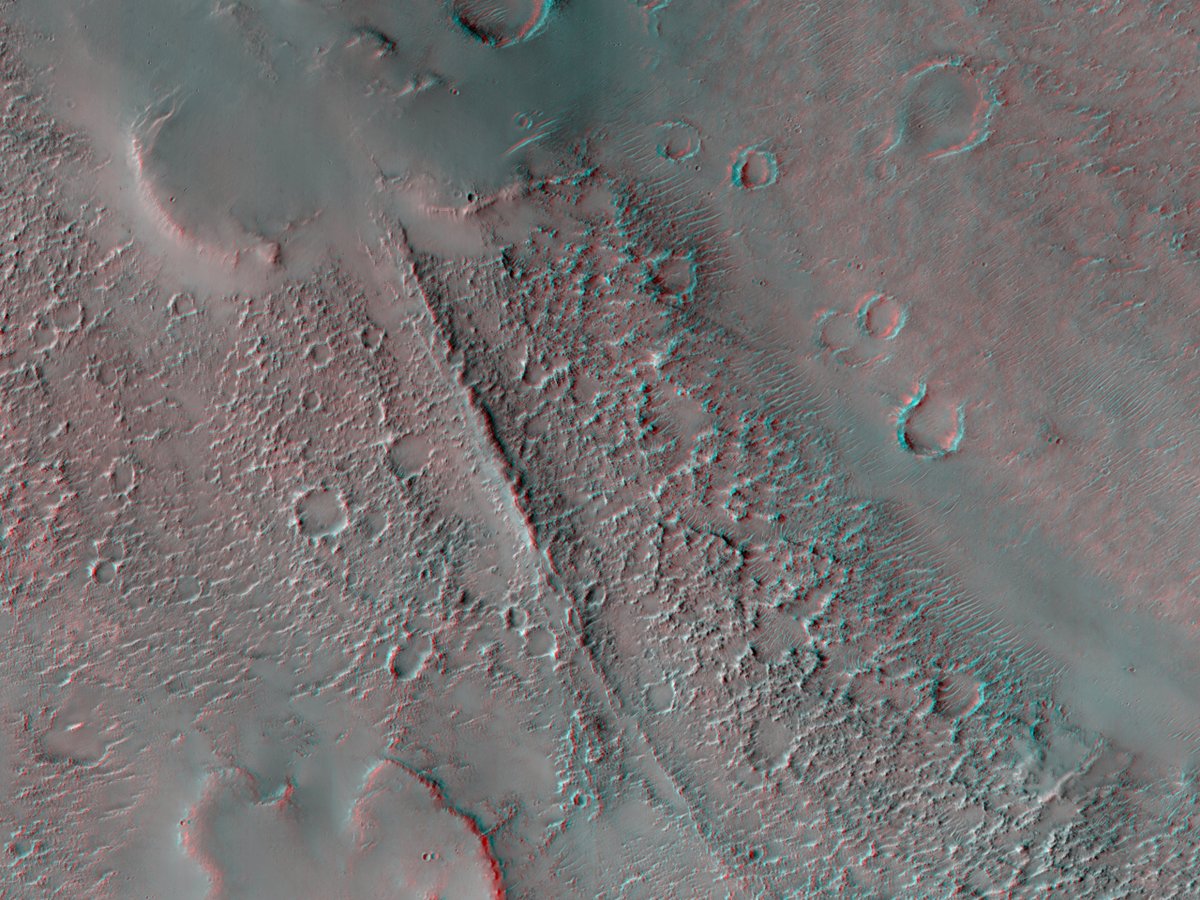 HiRISE 3D: Ridges in Huygens Crater We acquired this image to investigate the timing relationship between the wrinkle ridges and the quasi-circular mesas. uahirise.org/anaglyph/ESP_0… NASA/JPL-Caltech/UArizona #Mars