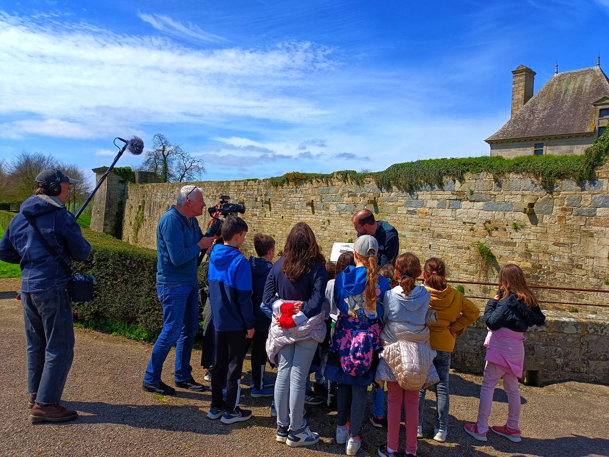 🏰Suivre une visite pédagogique dédiée à l'#archéologie et ses métiers au #château de Kerjean,à #StVougay (29) ⛏️Parce que non, l'archéologie ne vise pas à 'creuser un #trou pour un trou' dans le but 'de faire #plaisir' Merci @cdpfinistere 👏 #Bretagne #Finistere #mediation