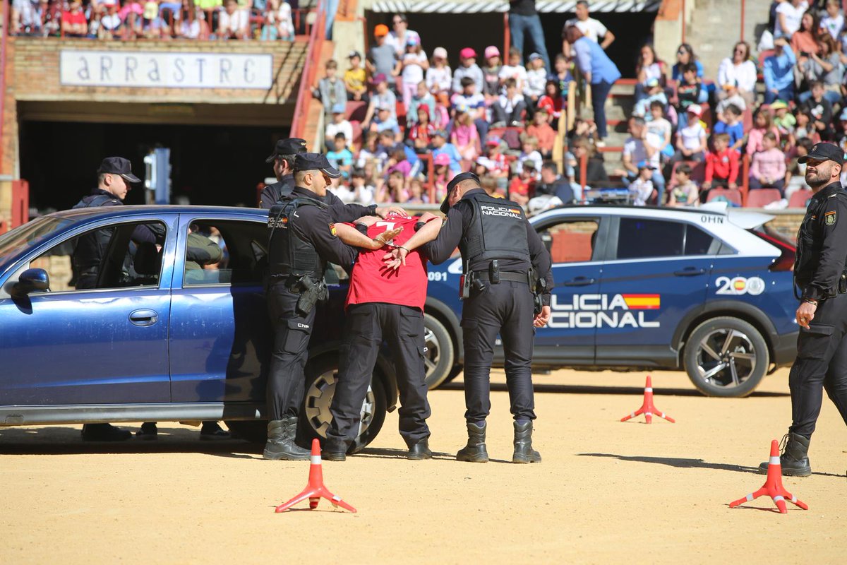 7300 niños de la provincia de #Córdoba han disfrutado hoy de esta exhibición de las unidades de la @policia 👮‍♀️👮 Mira 👀 qué bien se lo han pasado 📷 #SomosTuPolicía