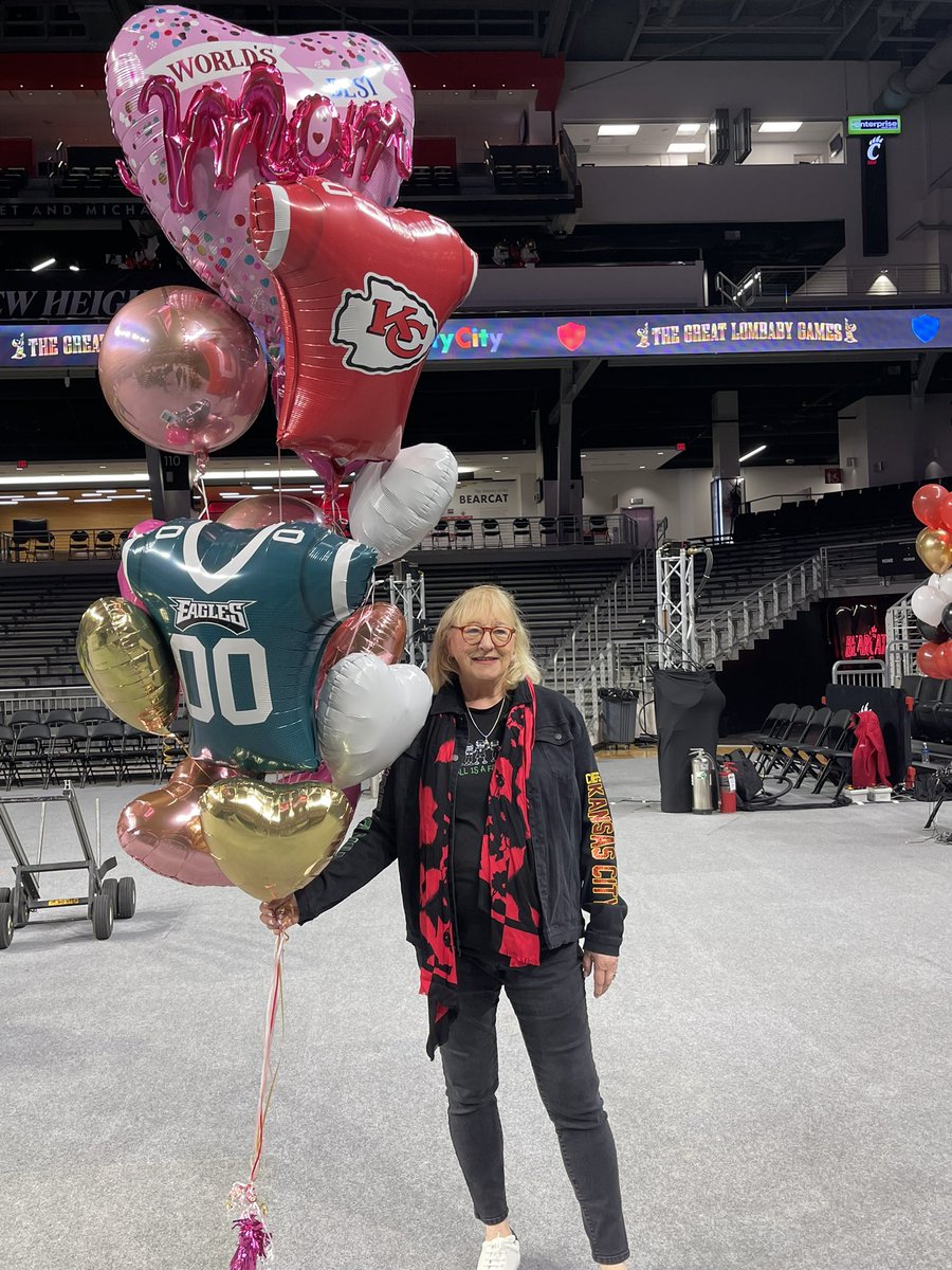 newheightshow's tweet photo. Mama Kelce wouldn’t miss her boys’ first arena show ❤️💚 https://t.co/giQdBpZQ4m