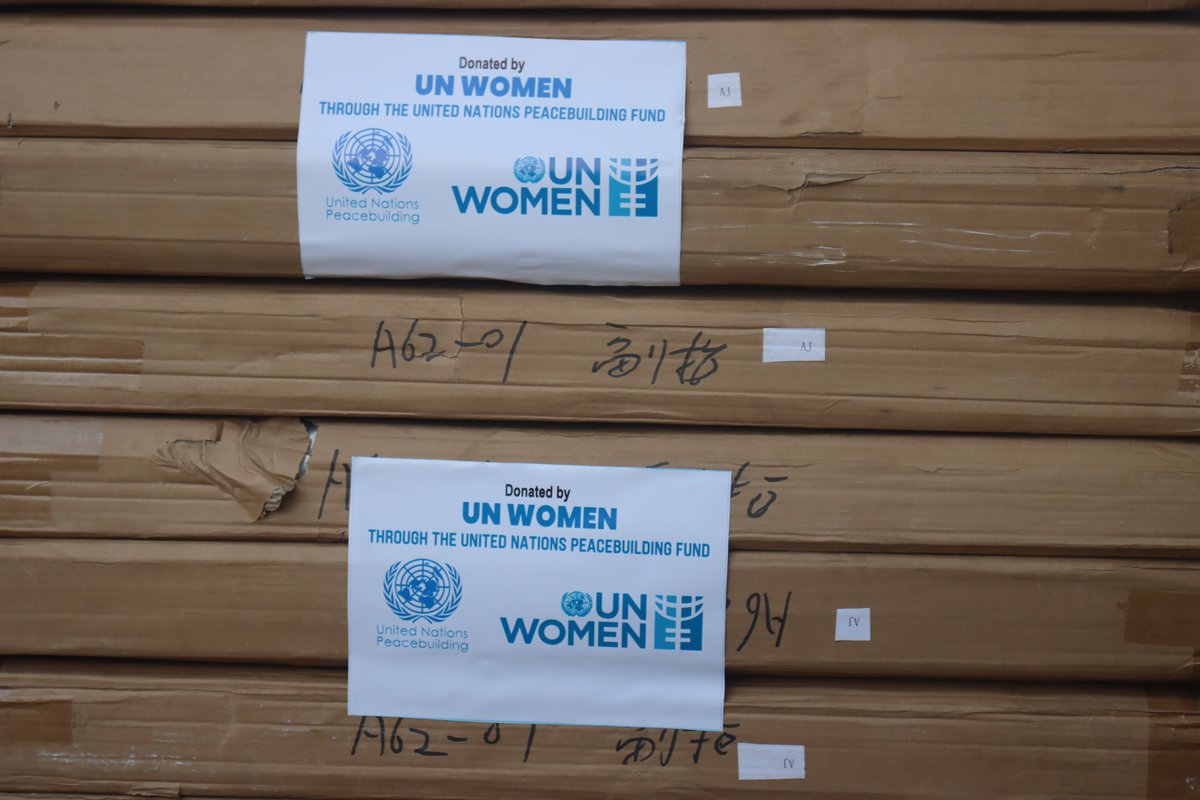With support from the @UNPeacebuilding Fund, today, @UNWOMEN_SL with the Hon. Minister of Gender @IsataMahoi officially handed over office equipment to 120 Women-focused CSOs Coalition in #PeaceBuilding for the setting up of #WPS Secretariats in six districts. #WomenEmpowerment