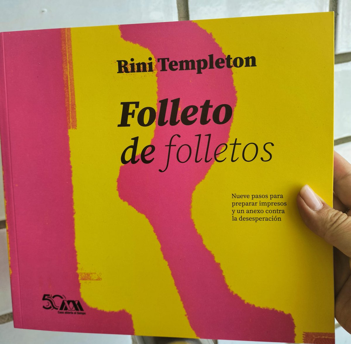 Este libro expone el trabajo de la edición y las artes gráficas. Su autora, Rini Templeton, estaba interesada en diseñar un material dirigido a todos aquellos que, interesados en hacer labores de prensa y propaganda, necesitaran elaborar un impreso. 
#Librossobrelibros #23deabril