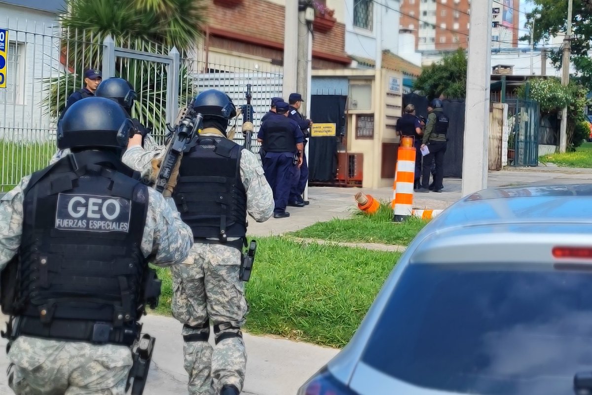 Ahora! Malvin Norte Operativo por persona atrincherada Vecinos dijeron a la Policía que escucharon disparos. Teledia en vivo