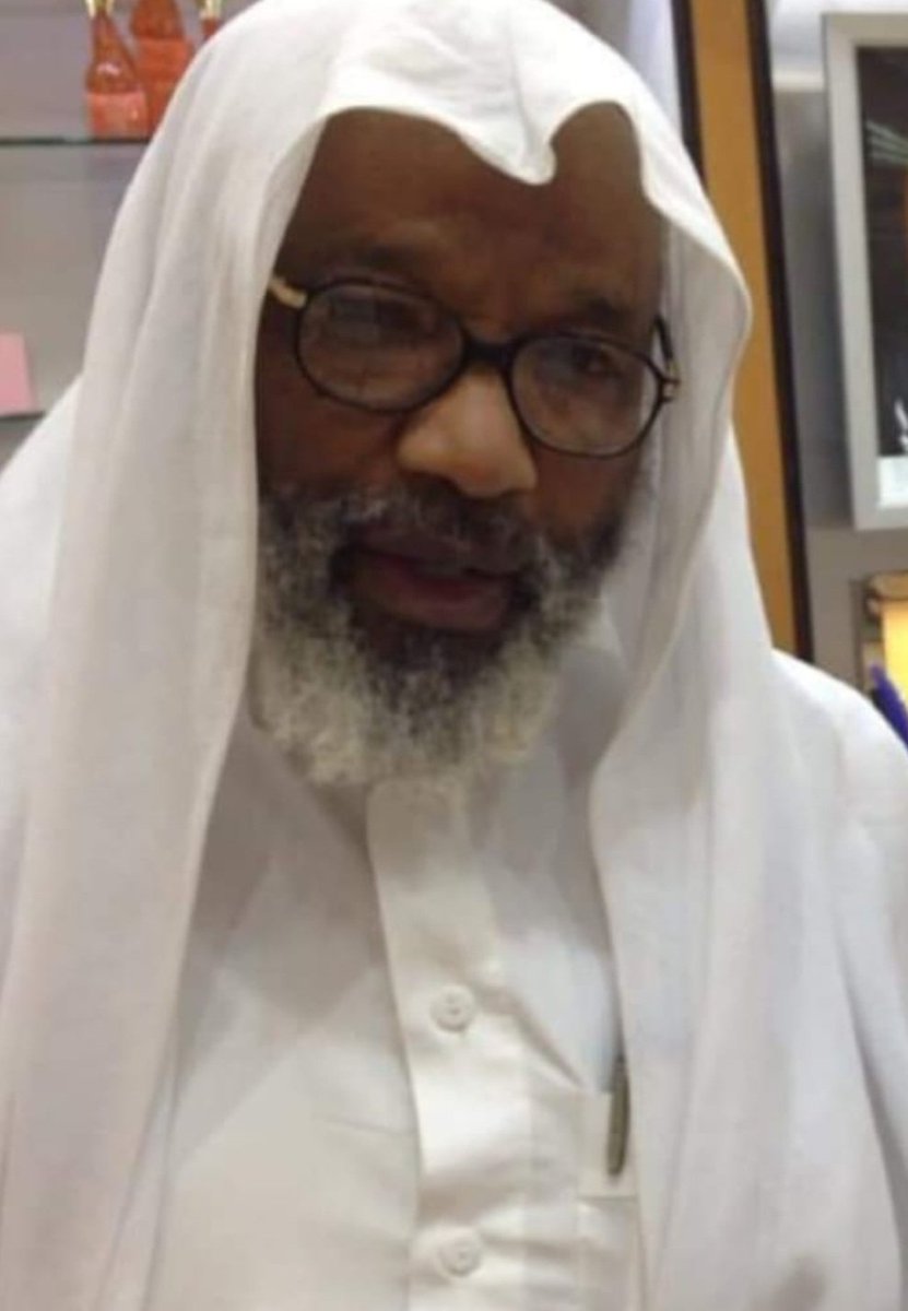 saud_abdulghani's tweet photo. العلامة المحدث فضيلة د. عمر بن حسن بن عثمان فلاتة رحمه الله. لقد أجمع كل من عرفوه من أهله وأقاربه وزملائه وأصدقائه على دماثة خُلقه وطيب ولطف معشره، وصلته لرحمه، ودأبه في إصلاح ذات البين، وأنه كان محبًا ومحبوبًا من الجميع، ويشعرك بأنك قريب إلى نفسه بتواضعه، وحُسن تعامله، وحلاوة وطلاوة لسانه، وجمال كلامه. وعلى الصعيد العملي عُرف بأدبه ورزانته وجودة قيادته وحُسن تصرّفه وتعامله الراقي مع طلابه ولين جانبه معهم، فغرس فيهم حبه. كما عرف بأياديه البيضاء للكثير من الذين عاشرهم طالبًا، ومعلمًا، وموجهًا، ومسؤولًا. وقد أفنى جل حياته في طلب العلم والتعليم والدعوة والإرشاد والتدريس في الحرمين الشريفين لنحو 50 عامًا، وخلف إرثًا علميًا بلغ أكثر من 4600 درس رفعت في تسجيلات صوتية على بوابة الحرمين الشريفين، تضمنت شروحًا لأمهات الكتب، وعلوم الحديث والعقيدة والشريعة، فضلاً عن مشاركاته في دورات أعدتها رابطة العالم الإسلامي في عدد من الدول العربية والإسلامية، وتقديمه للعديد من الأحاديث والندوات العامة والموسمية في التلفزيون والإذاعة، منها برنامج ندوة الكتاب في إذاعة نداء الإسلام. علاوة على إصداره عدة مؤلفات منها (الوضع في الحديث) الذي طبع في 3 مجلدات في عدة طبعات وهو موضوع أطروحته للدكتوراهْ. توفي بالمدينة ودفن بها (المصدر أ.محمد توفيق بلو. وأ.محمد جبريل فلاتة حفظهما الله).