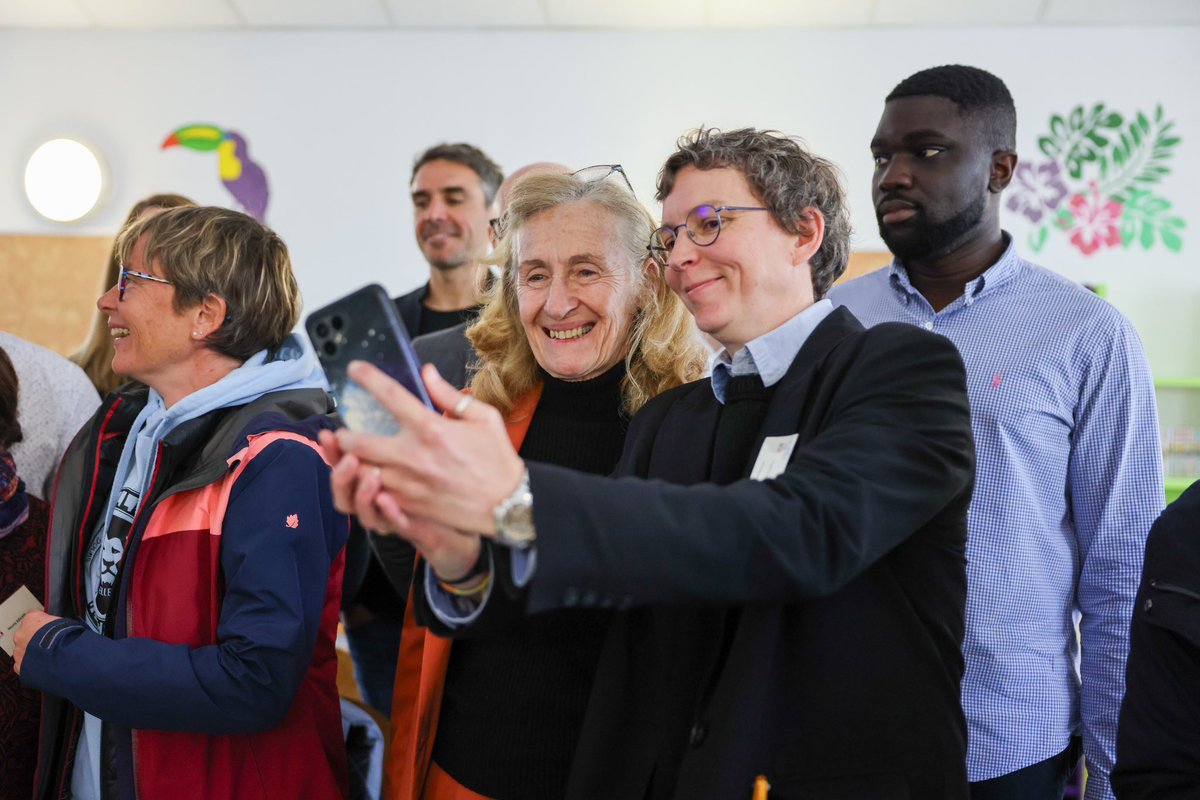 Dédoublement des classes, co-enseignement, évaluations, valorisation des filières scientifiques pour les filles. Pour une École qui fait réussir TOUS les élèves !