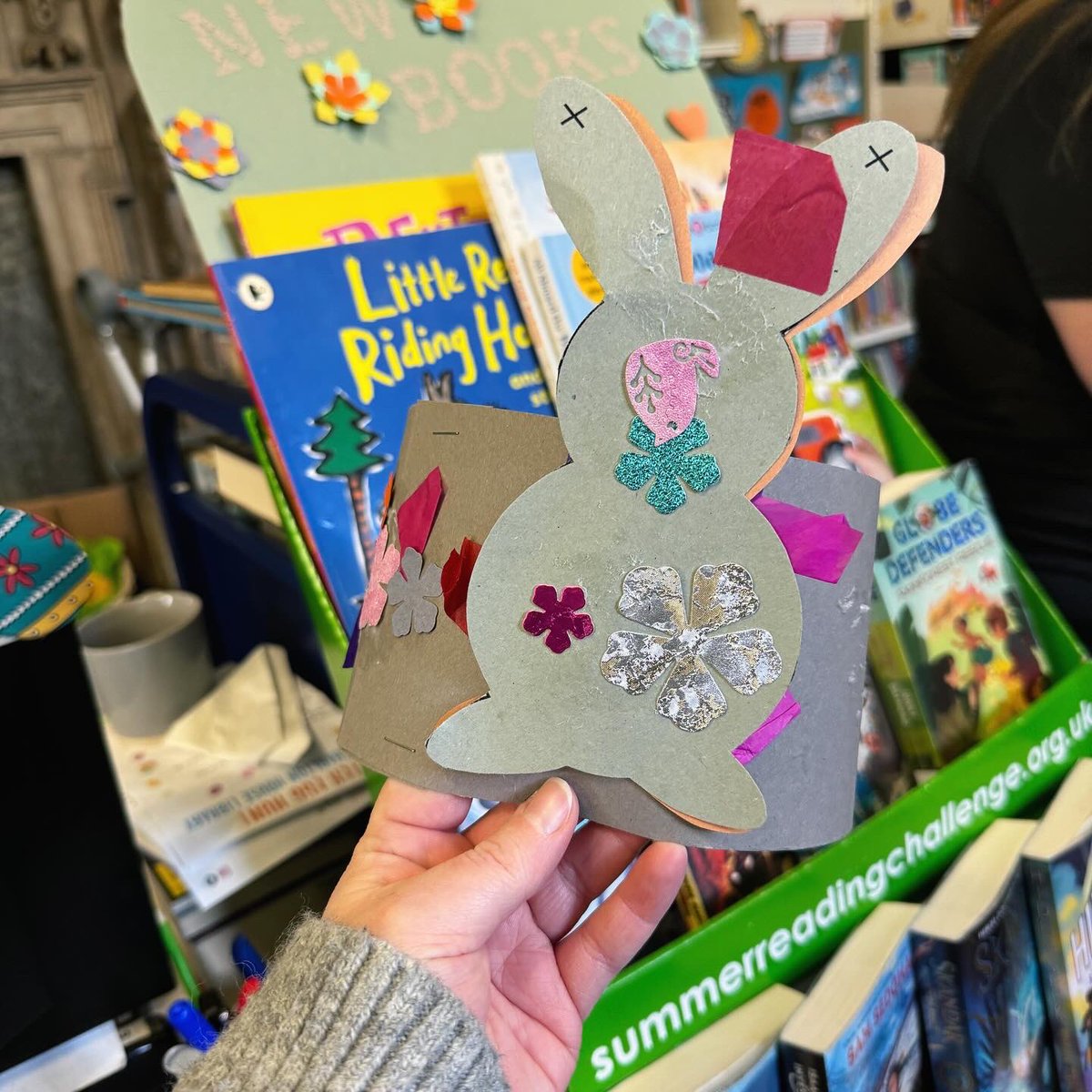 We celebrated ‘Bunnies in the bed’ at #CharltonLibrary on Saturday with #CABAHS, #Frillys and @CharltonHouseGW! For #LibraryFunClub we made Easter bunny hats ready for the bonnet parade using different materials 🎨🐰 We have crafts every Tuesday, Friday + Saturday at 10.30am! 🐥