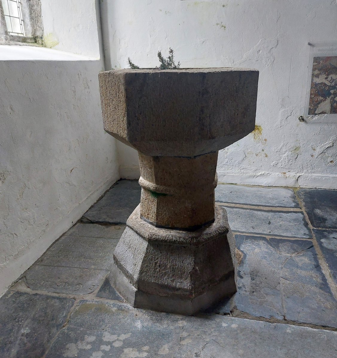 About as simple as #FontsOnFriday come: St Bartholomew's 15th C one at Warleggan - deemed by Pevsner 'the loneliest village on Bodmin Moor'. Made of a native variety of quartz-porphyry much easier to carve than granite -- called elvan by Cornish, known elsewhere as greenstone.