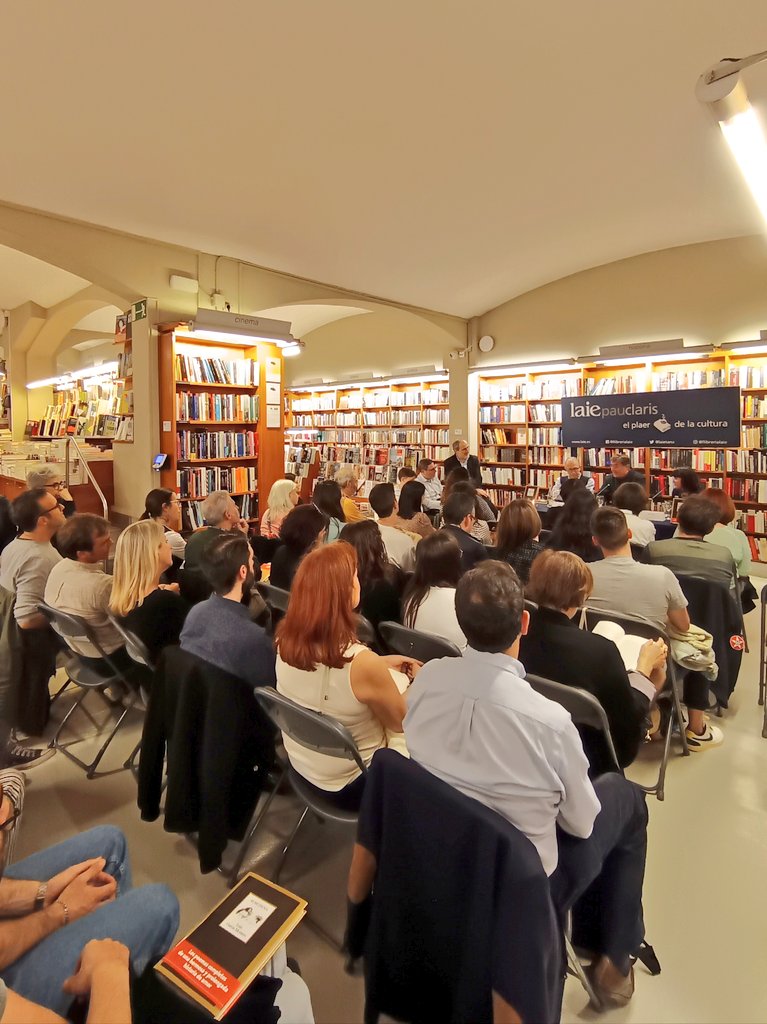 💡 Juan Cerezo, editor de Tusquets, dona pas a la presentació del llibre Almudena, versió definitiva del poemari de Luis García Montero inspirat per Almudena Grandes.  👉 L'autor conversa amb Estel Solé i Àlex Susanna.  #AgendaLaie