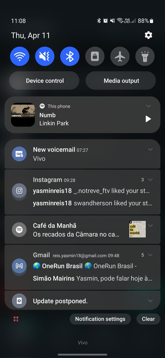 Meu celular atualizou e tá com as letras gigantes, parecendo de uma senhora que 99 anos