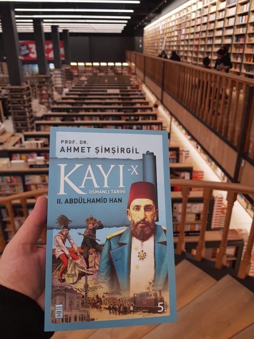 Kültür Padişahı II. Abdülhamid Han tam bir kitap aşığıydı. Dünya başkentlerinde yeni çıkan yabancı eserleri Türkçeye çevirtip okumayı seviyordu. Otuz memurun istihdam edildiği kütüphanesinde yüz binden fazla kitap bulunuyordu. timas.com.tr/kayi-10-ii-abd…