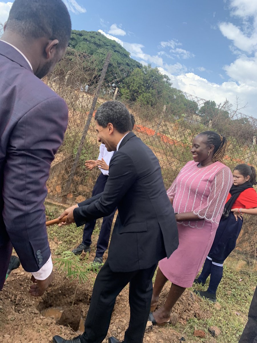 Aujourd'hui 23/11/2023, nous avons eu le plaisir de célébrer la journée internationale des enseignants organisée par l'APFO à l'école Shree Sahajanand, Bukoto. 
L'invité d'honneur était S.E. Xavier Sticker.